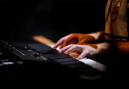 יואב חסיס - מנגן בפסנתר