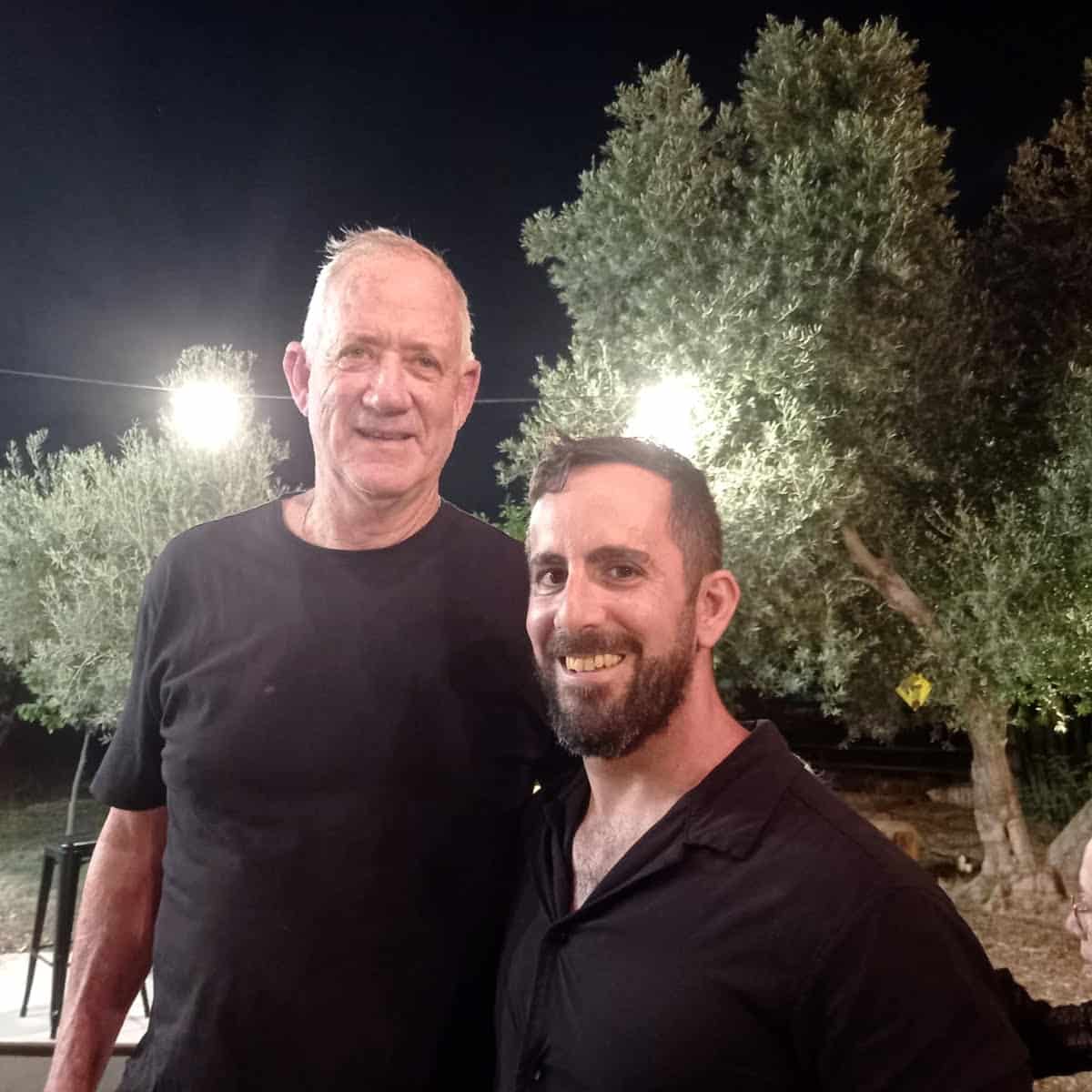 יואב חסיס - הצצה ללקוחות מרוצים - בני גנץ