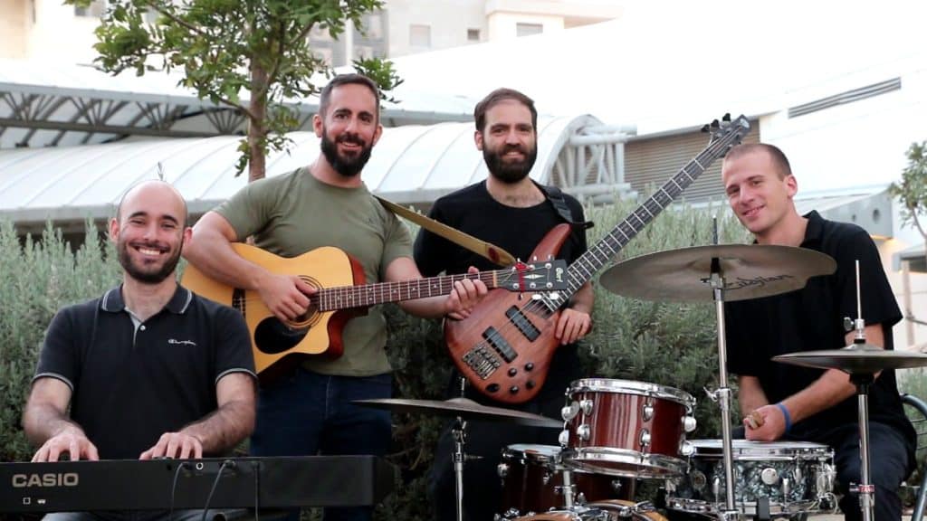 זמר ישראלי לאירוע שלכם: איך לבחור את הקול שיהפוך את הערב לבלתי נשכח